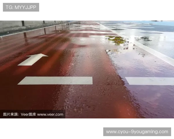 暴雨过后球场变泳池，球员游泳抢球，下雨天球场反潮滑怎么办